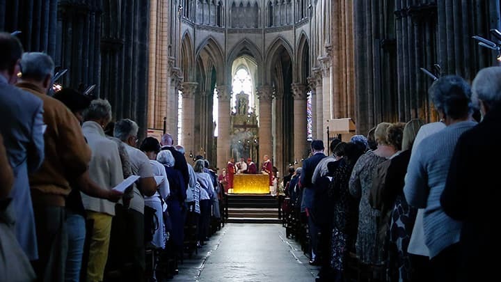 Os católicos acreditam mais na Igreja que na Bíblia?