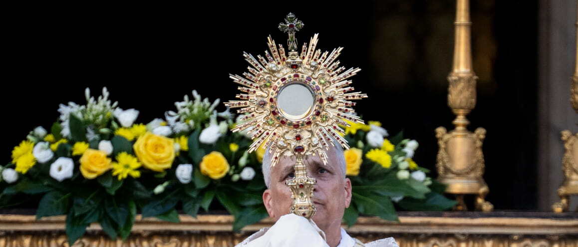 Papa Leão XIV dá a Bênção do Santíssimo após a procissão de *Corpus Christi*, em 2025.