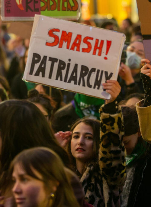 Manifestação feminista pede o fim do patriarcado.