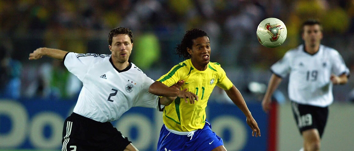Ronaldinho Gaúcho, na final da Copa de 2002, contra a Alemanha do Papa Bento XVI.