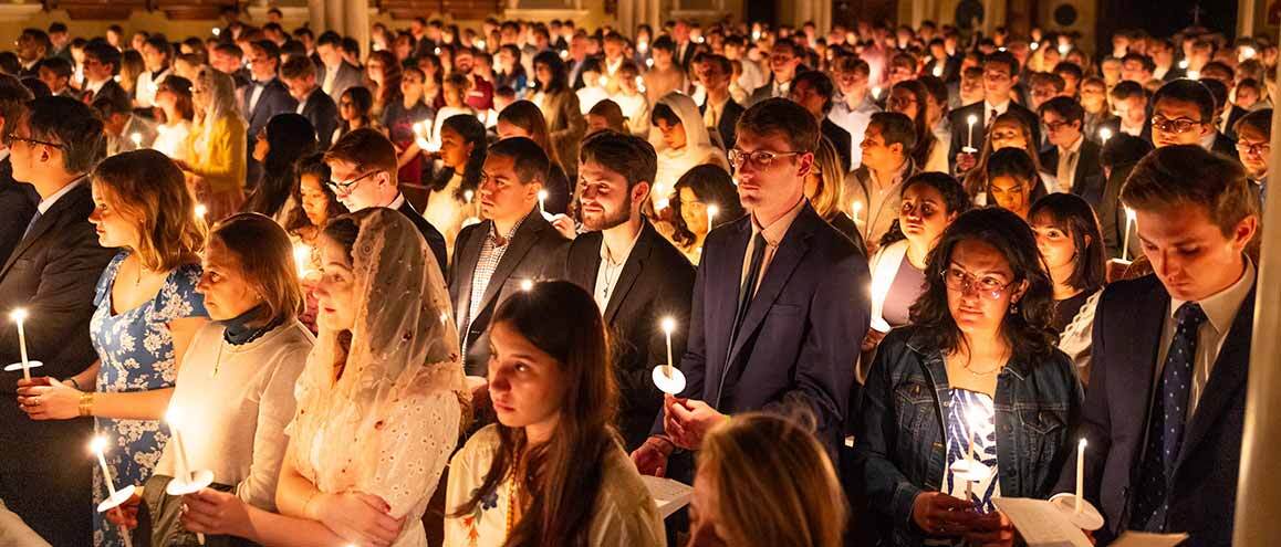Vigília Pascal de 2025 em Indiana, Estados Unidos. A basílica está localizada no interior da Universidade de Notre Dame. Foto: Michael Caterina.