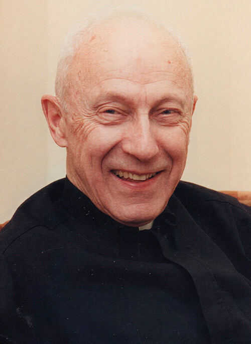O padre jesuíta John Hardon, autor destas linhas.