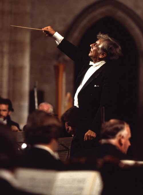 O maestro Leonard Bernstein é conhecido por reger uma das mais belas interpretações da segunda sinfonia de Mahler