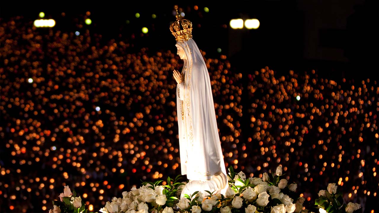 Récita do Santo Terço em honra à Virgem de Fátima