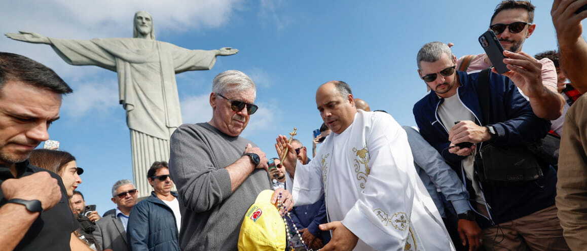 Ancelotti recebe bênção no Santuário do Cristo Redentor. Foto: CBF/Rafael Ribeiro.