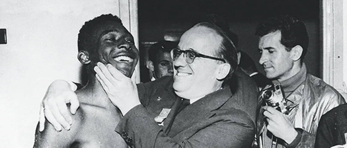 O chefe da delegação brasileira, Paulo Machado de Carvalho, com Pelé, após a vitória final do Brasil na Copa de 1958.