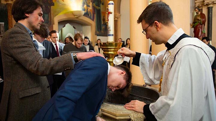 Por que tantos temem o renascimento católico?