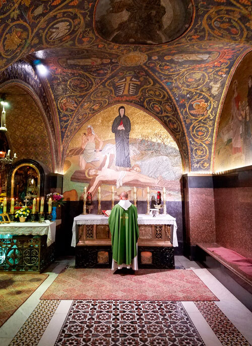 Padre rezando a Missa na Igreja do Santo Sepulcro.