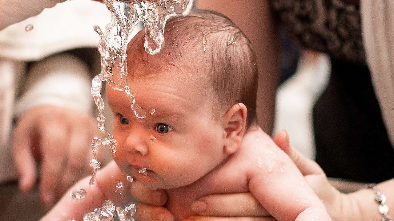 Por que preciso batizar o meu filho quando criança?
