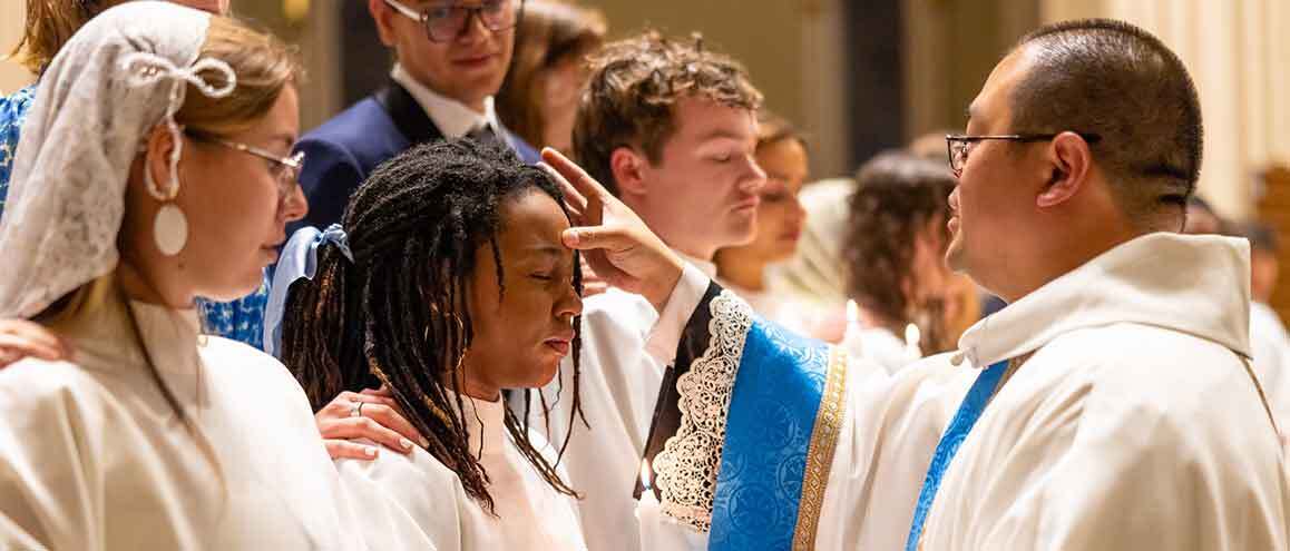 Jovem é crismada durante a Vigília Pascal de 2025, em Indiana, Estados Unidos. Foto: Michael Caterina/Universidade de Notre Dame.