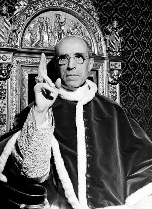 Pio XII, o Papa da época em que foram escritas estas linhas.