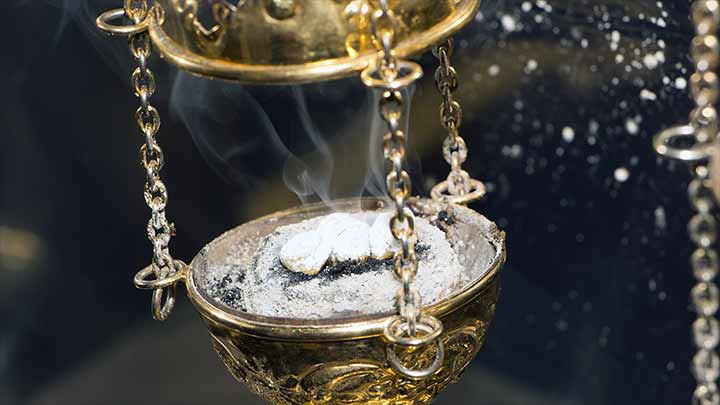 Por que a Igreja Católica usa incenso na sua liturgia?