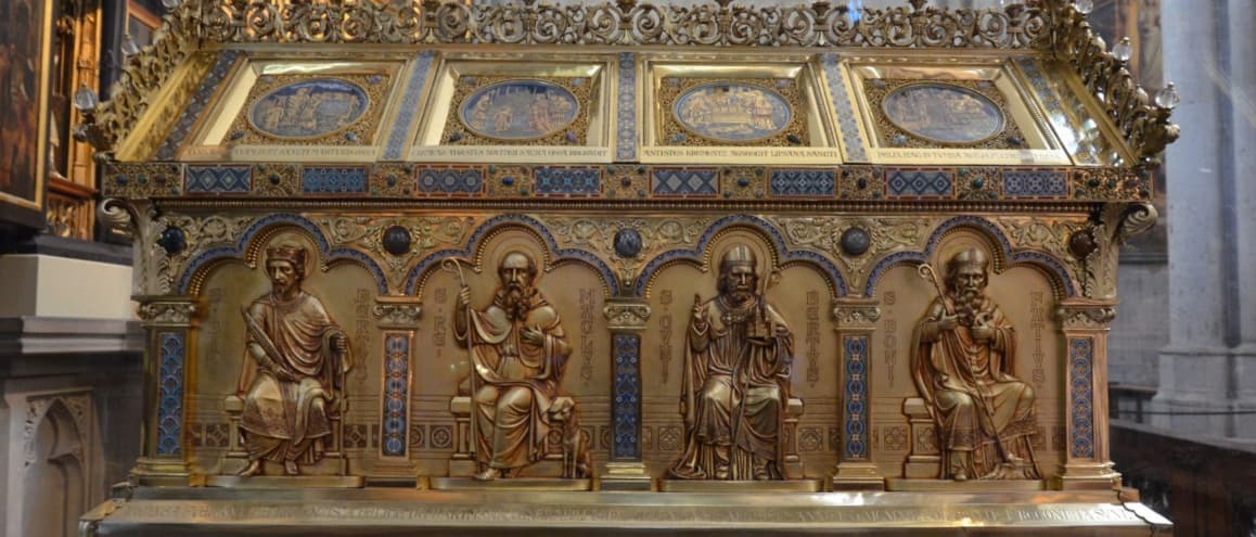 Relicário ricamente ordenado, com os restos mortais dos Reis Magos.