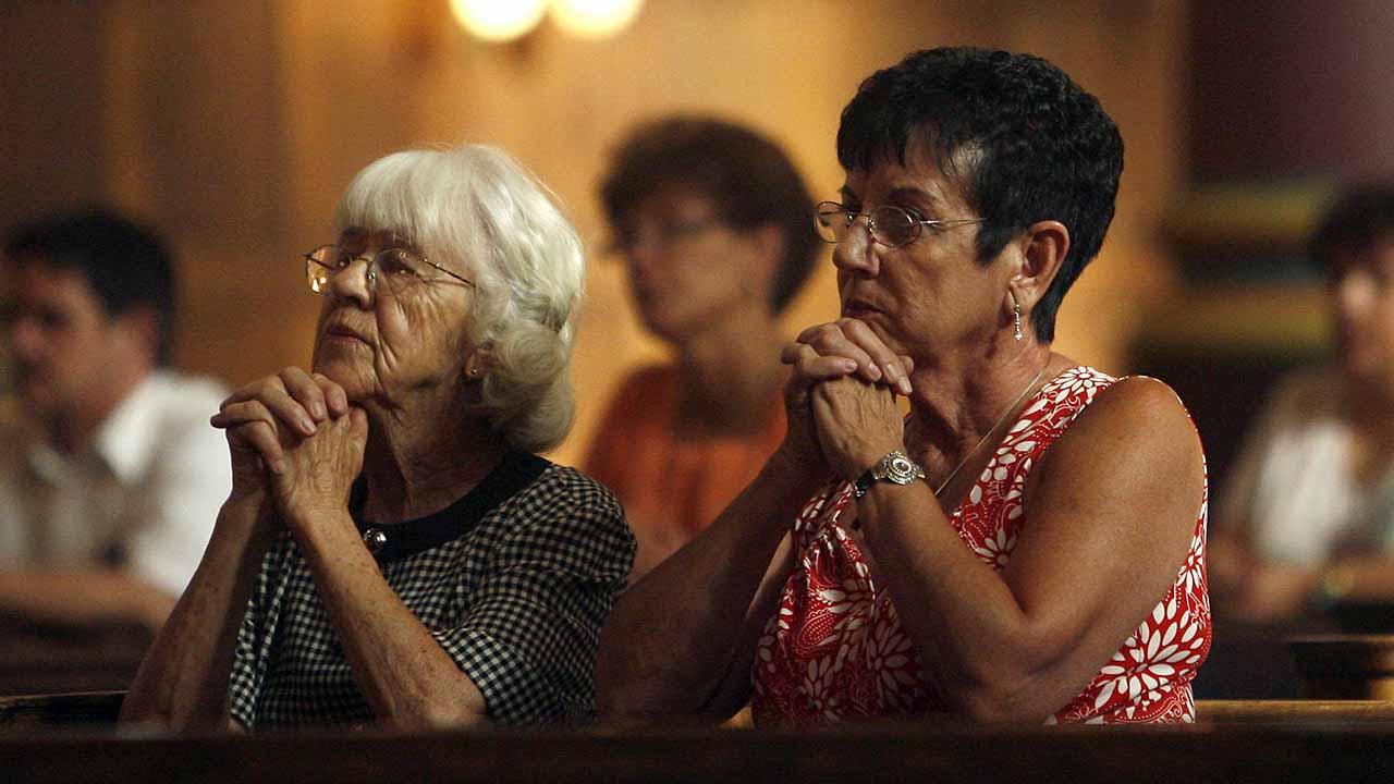 É proibido ajoelhar-se durante a consagração?