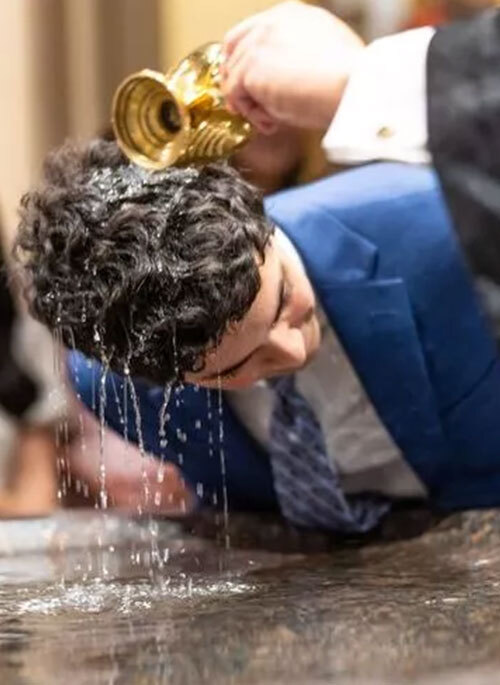 Vigília Pascal de 2025: estudante é batizado na Basílica do Sagrado Coração, dentro do *campus* da Universidade de Notre Dame, em Indiana, nos Estados Unidos. Foto: Michael Caterina.