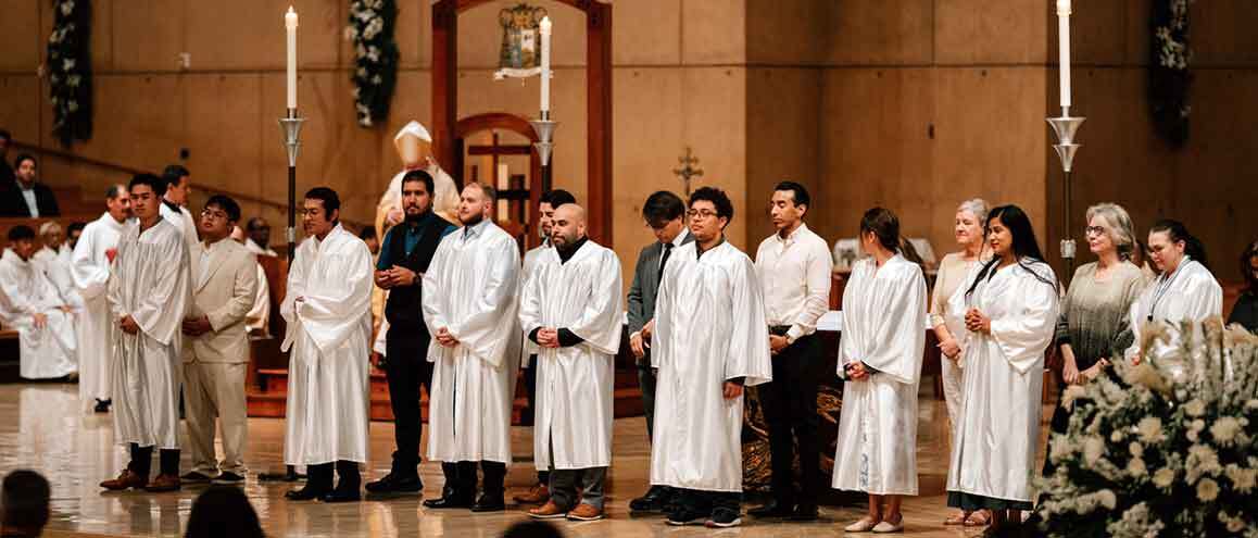 Neófitos na Catedral de Los Angeles durante a Vigília Pascal de 2025. Foto: Peter Lobato/Angelus News.