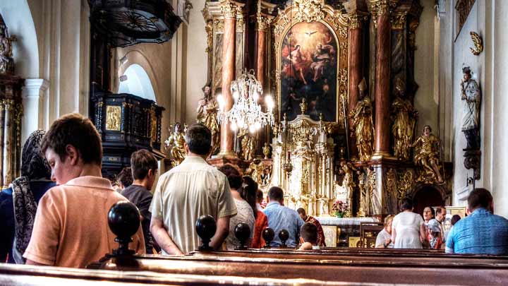 Podem-se cumprir dois preceitos com uma só Missa?