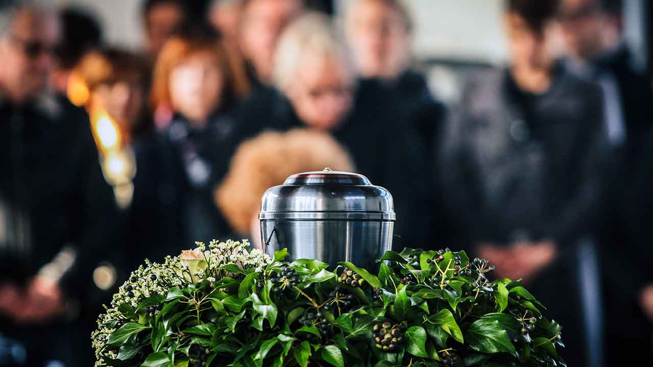 A Igreja proíbe a cremação dos corpos?