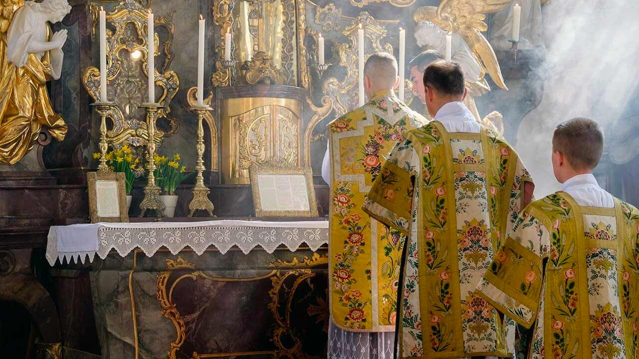 Por que voltar ao uso do latim na liturgia?