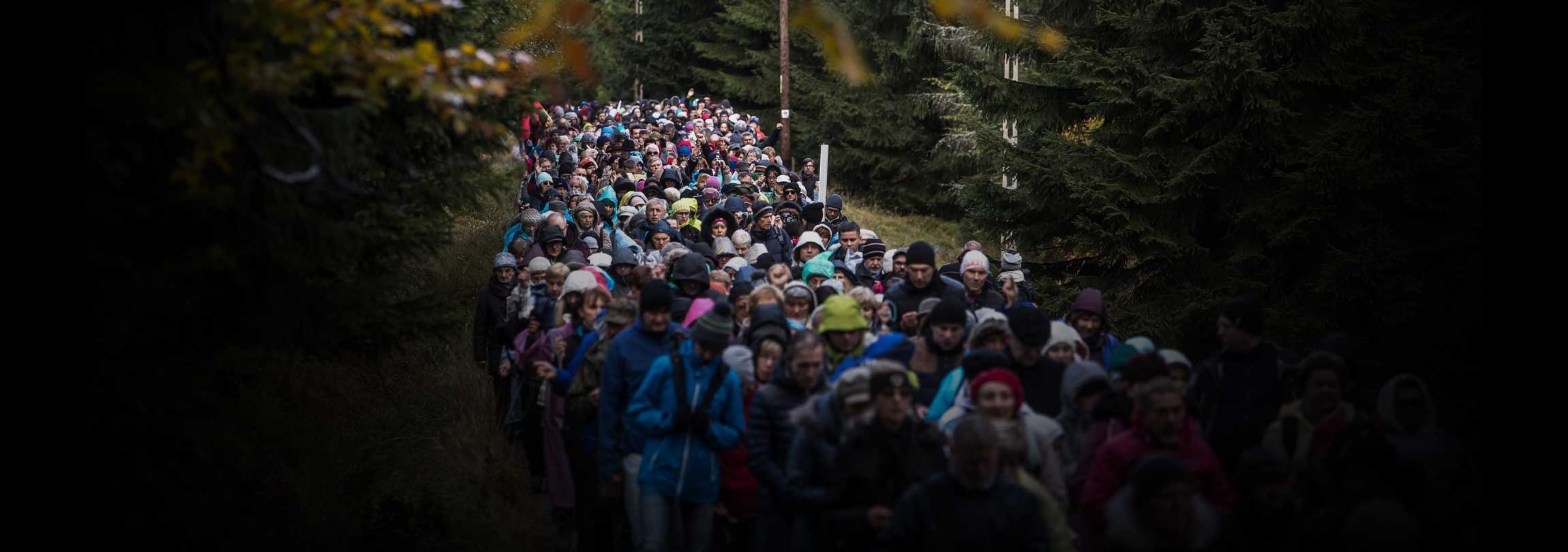 Nas fronteiras da Polônia, uma multidão com o Rosário nas mãos