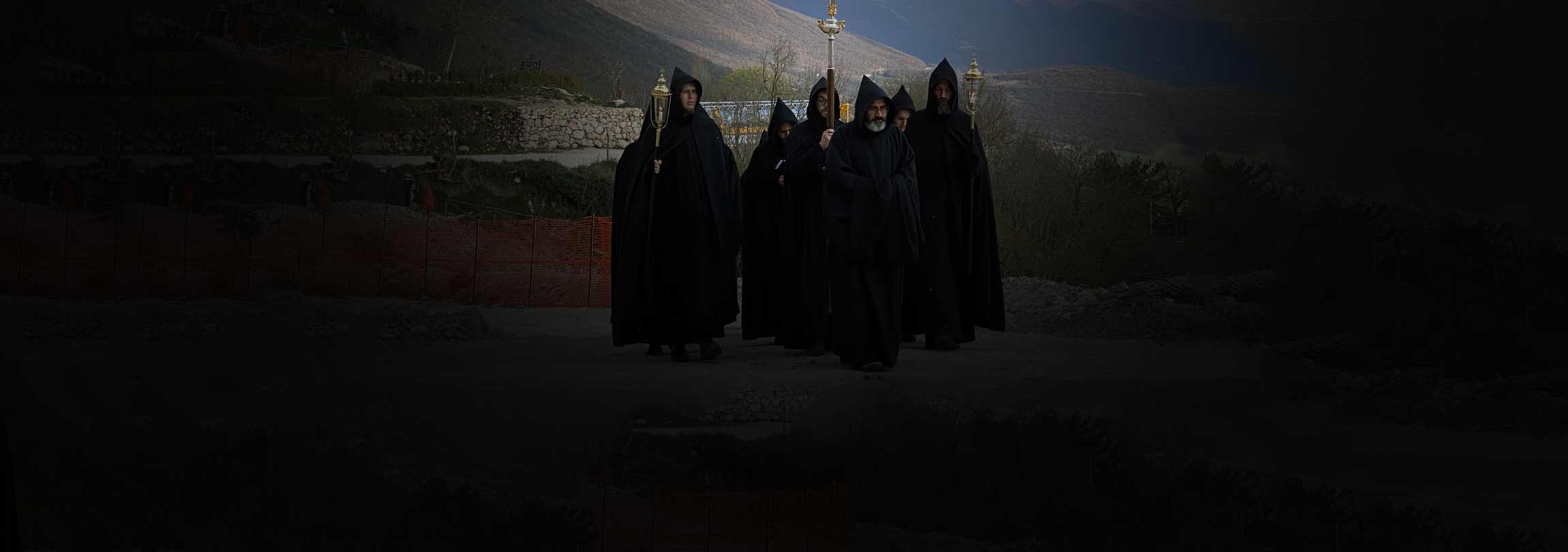 Monges de Núrsia combatem pandemia com procissões e orações