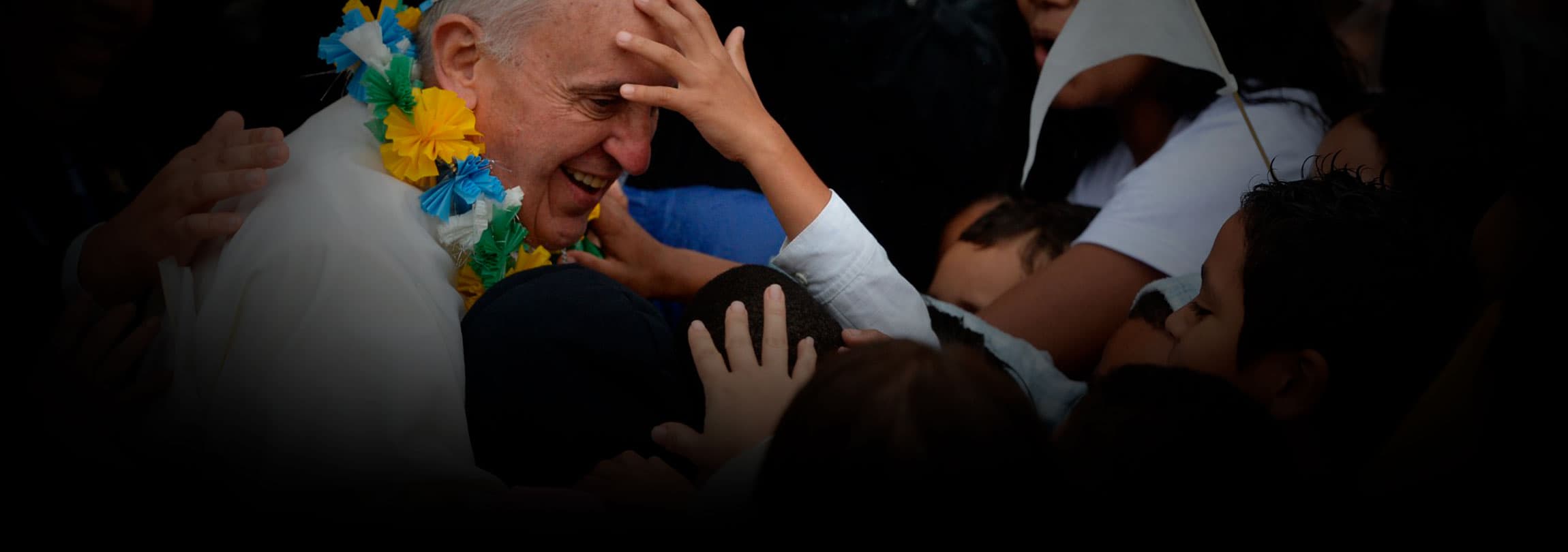 Papa é acolhido por multidão de jovens em Copacabana