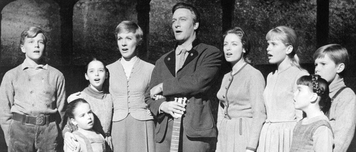 Cena de “A Noviça Rebelde” retratando a família von Trapp.