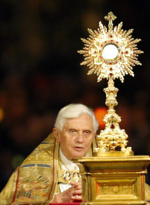 Bento XVI, rezando diante do Santíssimo Sacramento.