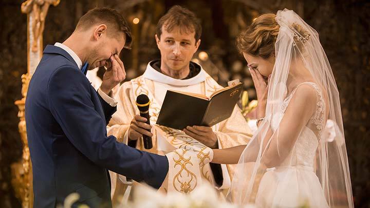 Pais católicos, libertem os corações de suas filhas!
